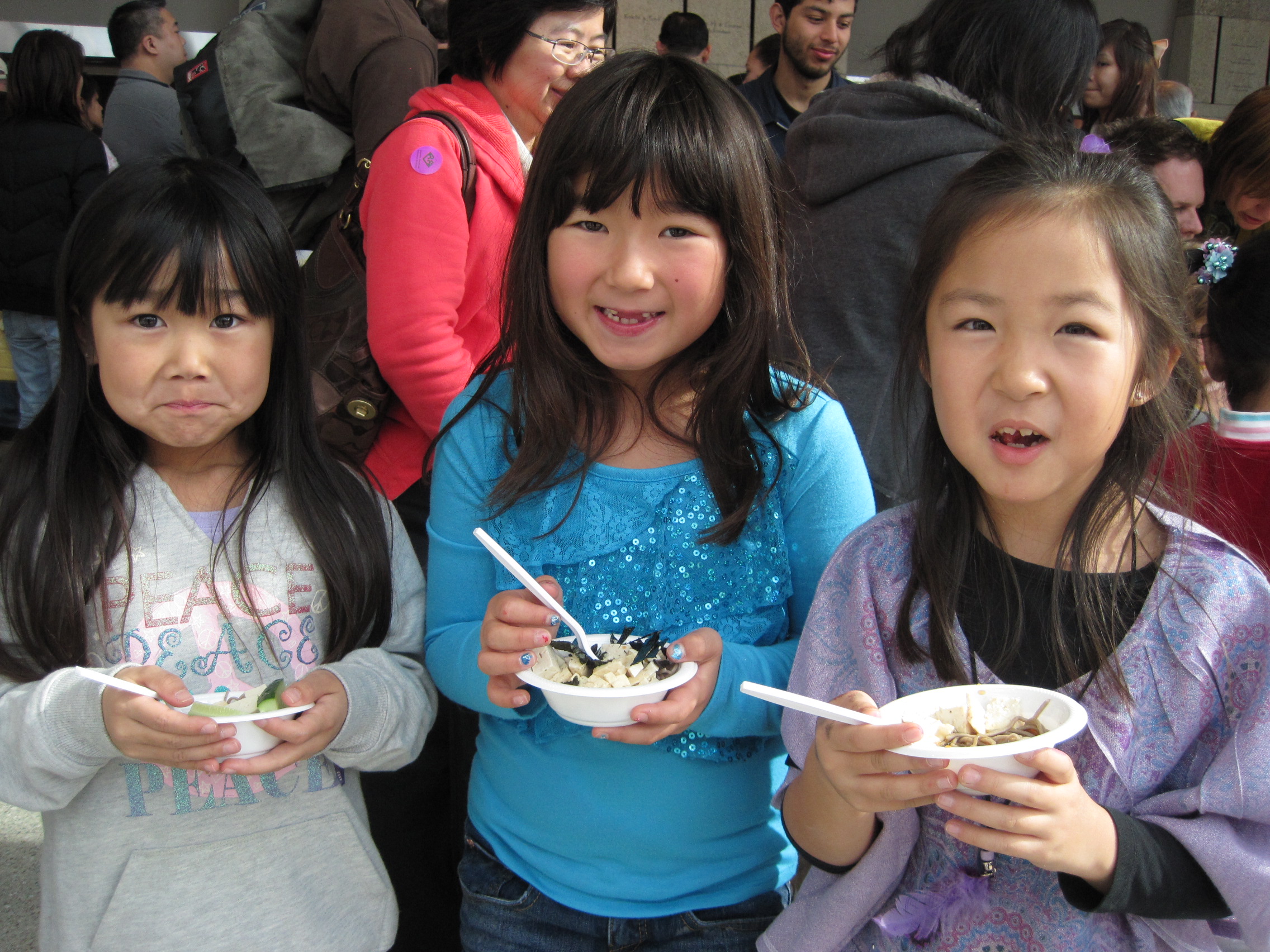 3 girls enjoying zaru soba at the 2013 Oshogatsu Family Festival