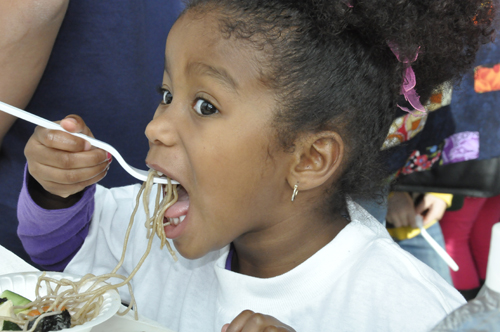 Zaru soba noodles with Kidding Around the Kitchen. Yum! - JANM-2013Oshogatsu-TsuneoTakasugi-girleatingsoba