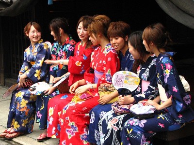 800px-Girls_in_kimonos