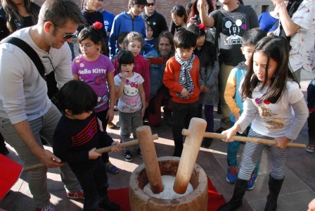 JANM visitors join in on the fun at Oshogatsu 2015. Photo: Richard Watanabe.
