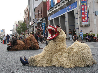 A shiisaa dance on Kukusai Street in Haebaru-cho, Okinawa. Photo by Kenneth Taylor Jr via Flickr.