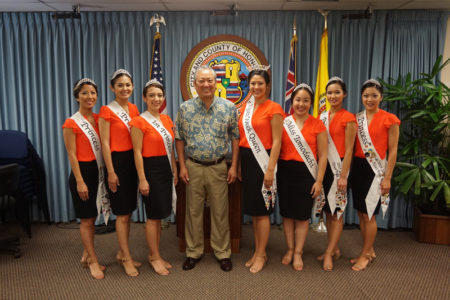 The 2015 Nisei Week Court with Roy Amemiya, Managing Director of the City and County of Honolulu.